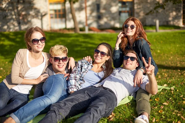 Skupina studentů radost ukazující vítězství gesto — Stock fotografie