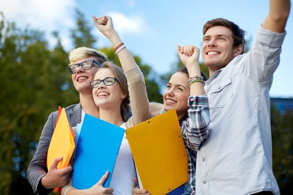 Grupp av glada studenter visar triumf gest — Stockfoto