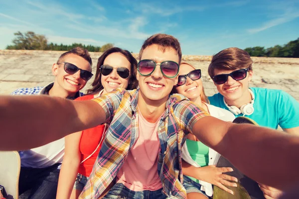 Groep lachende vrienden maken selfie buitenshuis — Stockfoto