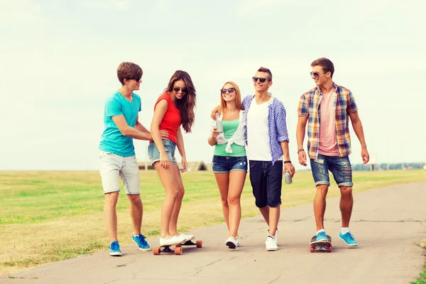 Groep van lachende tieners met skateboards — Stockfoto