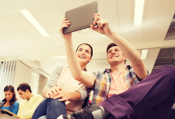 Groupe d'étudiants souriants avec tablette pc — Photo