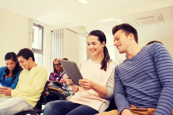 Grupa uśmiechający się studentów z komputera typu tablet — Zdjęcie stockowe