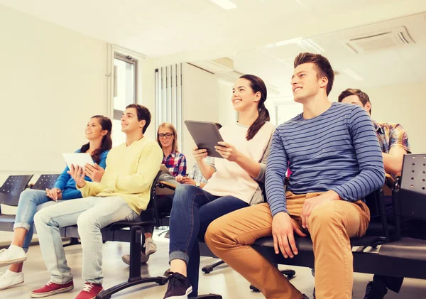 Grupp leende studenter med TabletPC — Stockfoto