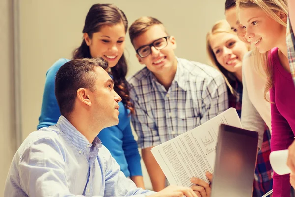 Gruppo di studenti e docenti con computer portatile — Foto Stock