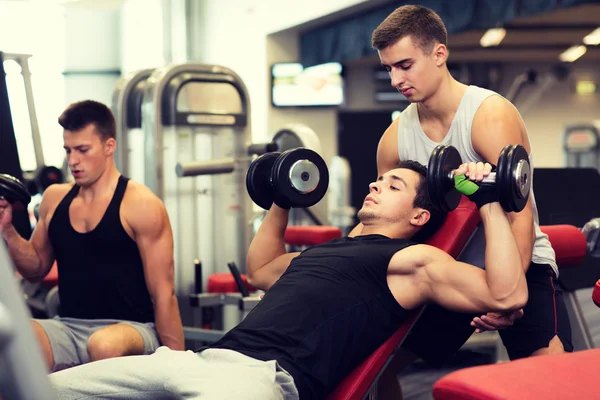 Gruppo di uomini con manubri in palestra — Foto Stock