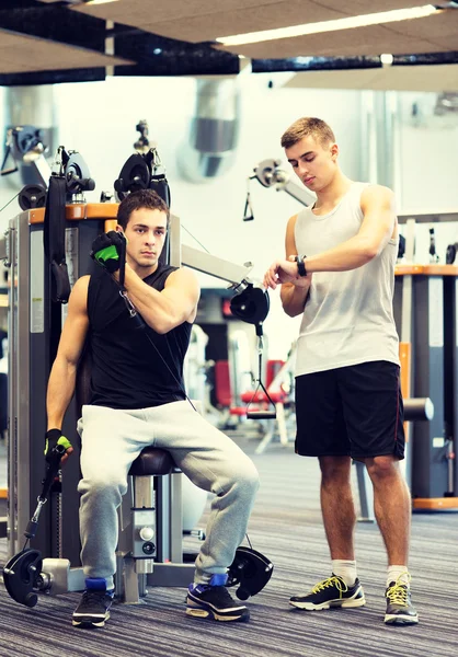 Muži, cvičení v tělocvičně stroj — Stock fotografie