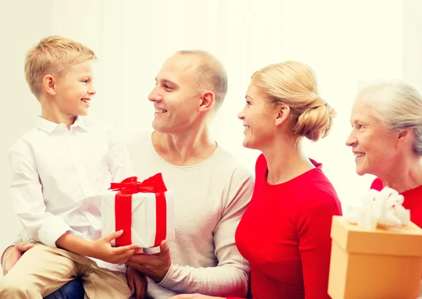 Улыбающаяся семья с подарками дома — стоковое фото