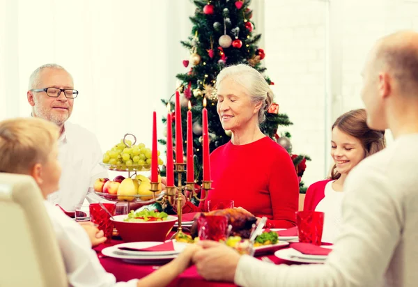 Leende familj att ha semester middag hemma — Stockfoto