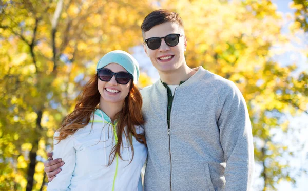 秋の公園で歩く幸せな十代のカップル — ストック写真