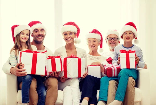 Familia feliz sentada en el sofá en casa Fotos De Stock