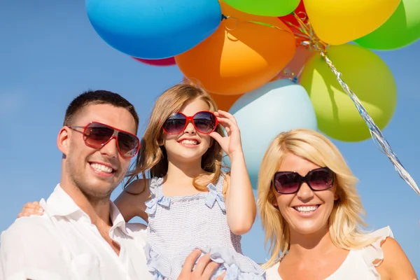 Lycklig familj med färgglada ballonger utomhus — Stockfoto