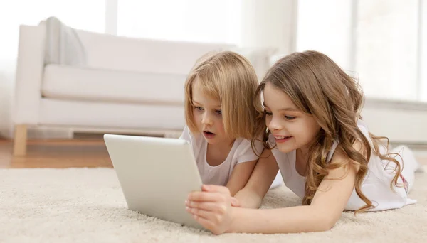 Duas meninas com tablet pc em casa — Fotografia de Stock