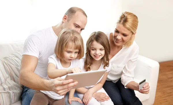 Famille heureuse avec tablette PC et carte de crédit — Photo