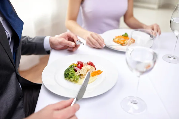 Close-up de casal comer aperitivos no restaurante — Fotografia de Stock