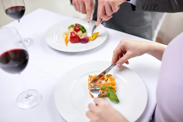 Close-up de casal comer aperitivos no restaurante — Fotografia de Stock