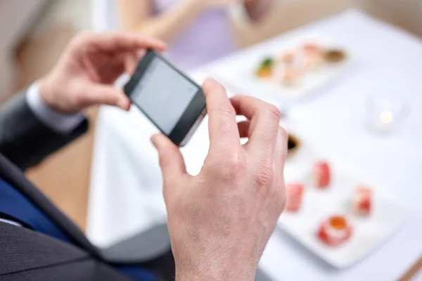 Close up de casal com smartphones no restaurante — Fotografia de Stock