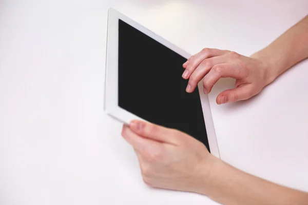 Primo piano delle mani femminili con tablet pc a tavola — Foto Stock