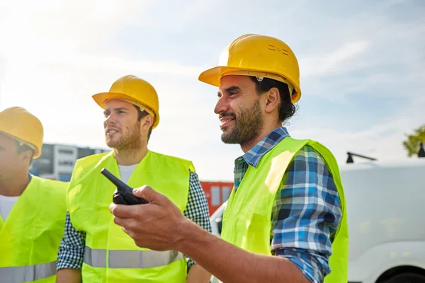 Mellények, walkie-talkie-boldog férfi építők — Stock Fotó