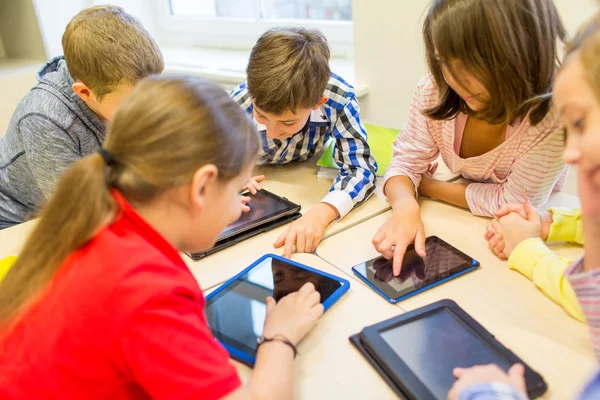 Iskola kids-val tabletta pc-ban osztályterem csoportja — Stock Fotó