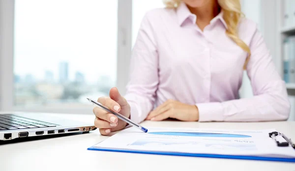 Souriant femme d'affaires lecture de documents dans le bureau — Photo