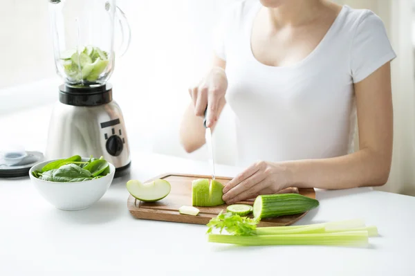 Primo piano della donna con frullatore che taglia verdure — Foto Stock