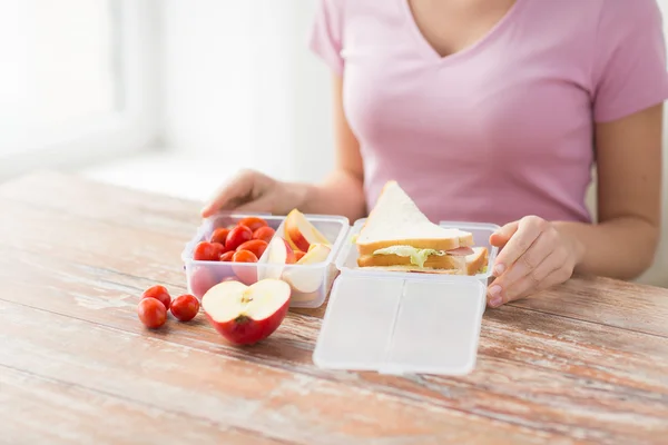 Primo piano della donna con cibo in contenitore di plastica — Foto Stock