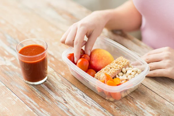 Närbild på kvinna med vegetarianmat i låda — Stockfoto