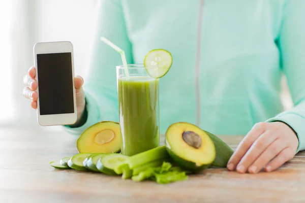 Close up de mulher com smartphone e legumes — Fotografia de Stock