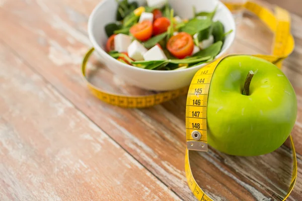 Close up of green apple and measuring tape — Stock Photo, Image