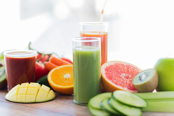 Primer plano de vaso de jugo fresco y frutas en la mesa —  Fotos de Stock