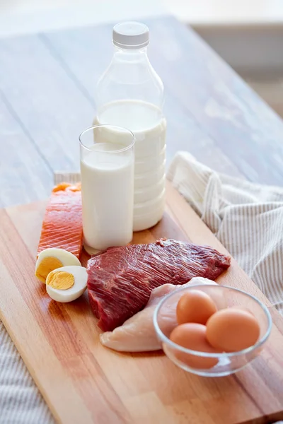 Close-up de alimentos de proteína natural na mesa de madeira — Fotografia de Stock