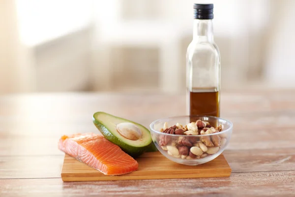 Nahaufnahme von Lebensmitteln und Olivenölflasche auf dem Tisch — Stockfoto