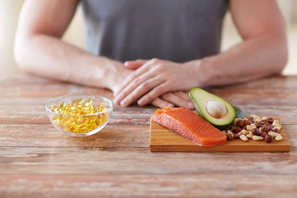 Nahaufnahme männlicher Hände mit proteinreicher Nahrung — Stockfoto