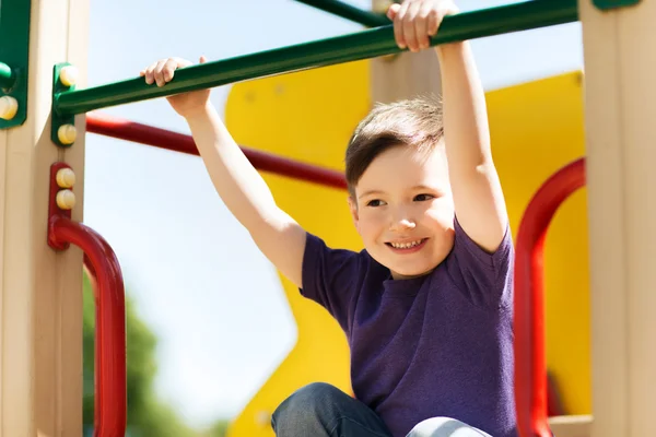 Glad liten pojke klättring på lekplats — Stockfoto