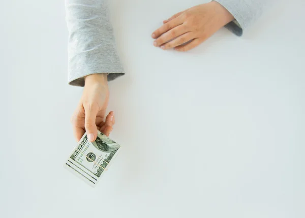 Крупним планом жіночі руки тримають нам доларові гроші — стокове фото