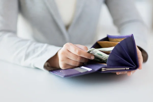 Close up van vrouw handen met portefeuille en geld — Stockfoto