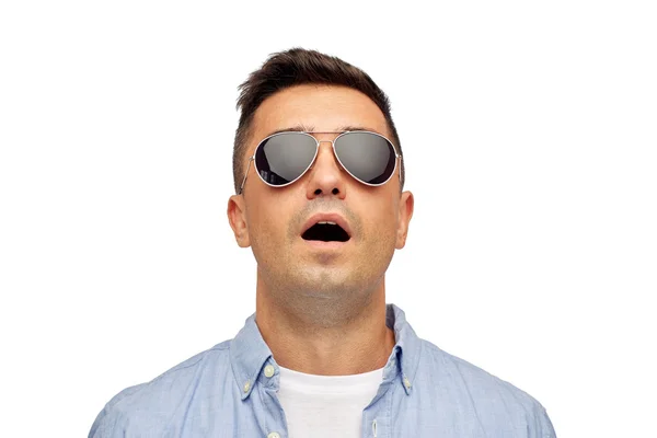 Visage de l'homme effrayé en chemise et lunettes de soleil — Photo