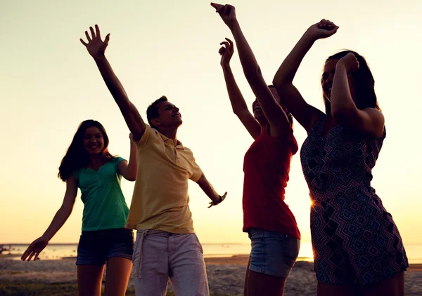 Amici sorridenti che ballano sulla spiaggia estiva — Foto Stock