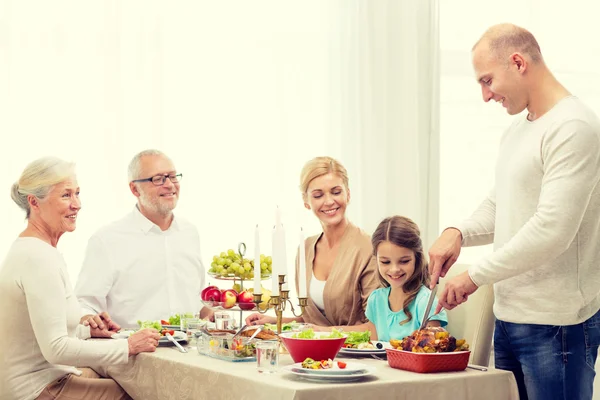 Uśmiechający się rodziny obiad wakacje w domu — Zdjęcie stockowe