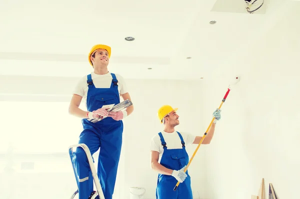 Grupo de construtores com ferramentas dentro de casa — Fotografia de Stock