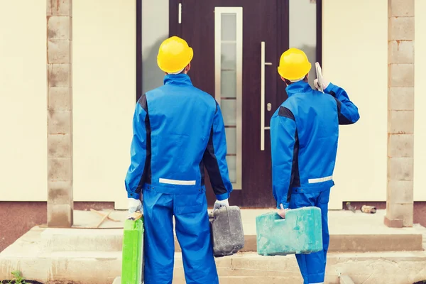 Gruppe von Bauarbeitern mit Werkzeugkästen — Stockfoto