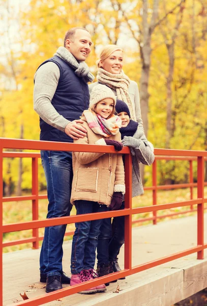 Sonbahar parkında mutlu bir aile — Stok fotoğraf