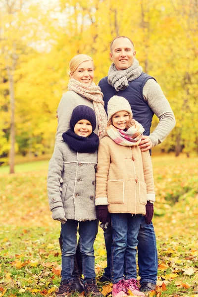 Sonbahar parkında mutlu bir aile — Stok fotoğraf