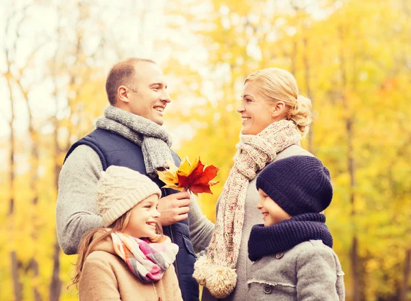 Gelukkig gezin in herfstpark — Stockfoto