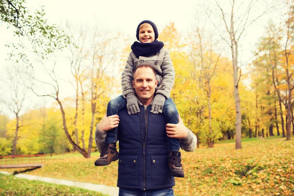 Família feliz se divertindo no parque de outono — Fotografia de Stock