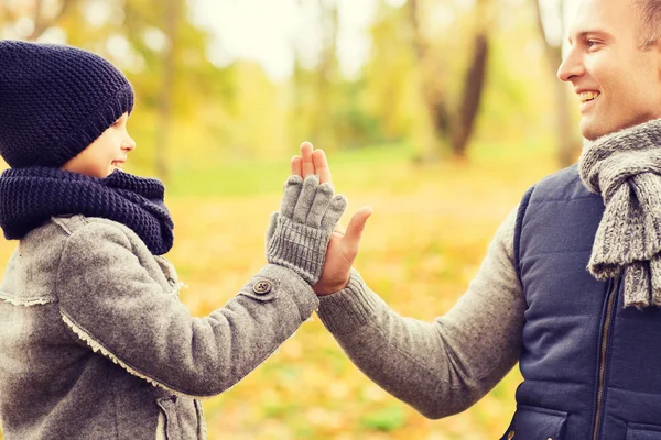 Felice padre e figlio fare il cinque nel parco — Foto Stock