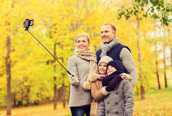 Szczęśliwą rodziną, smartphone i monopod w parku — Zdjęcie stockowe