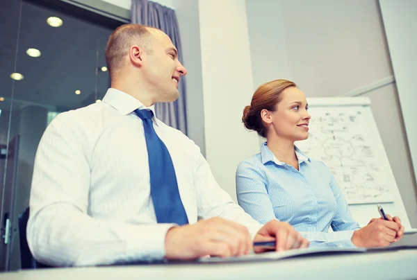 Lächelnde Geschäftsleute treffen sich im Büro — Stockfoto