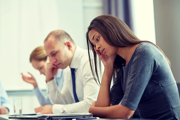 Gente de negocios que tiene problemas en la oficina — Foto de Stock