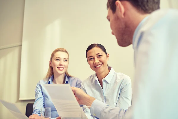 Groep van Glimlachende zakenmensen bijeenkomst in office — Stockfoto